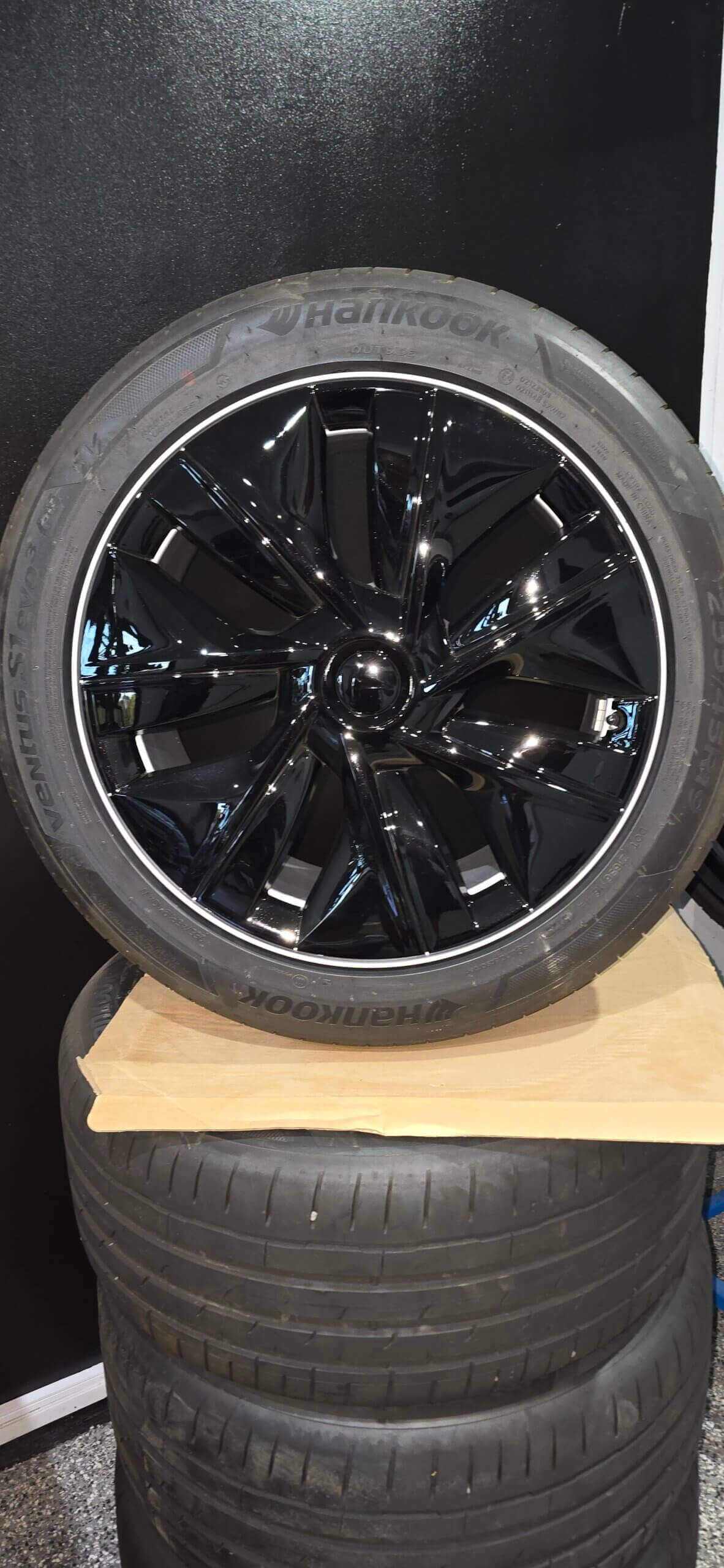 Genuine 19" Tesla Model Y Wheels & Tyres – Like New!