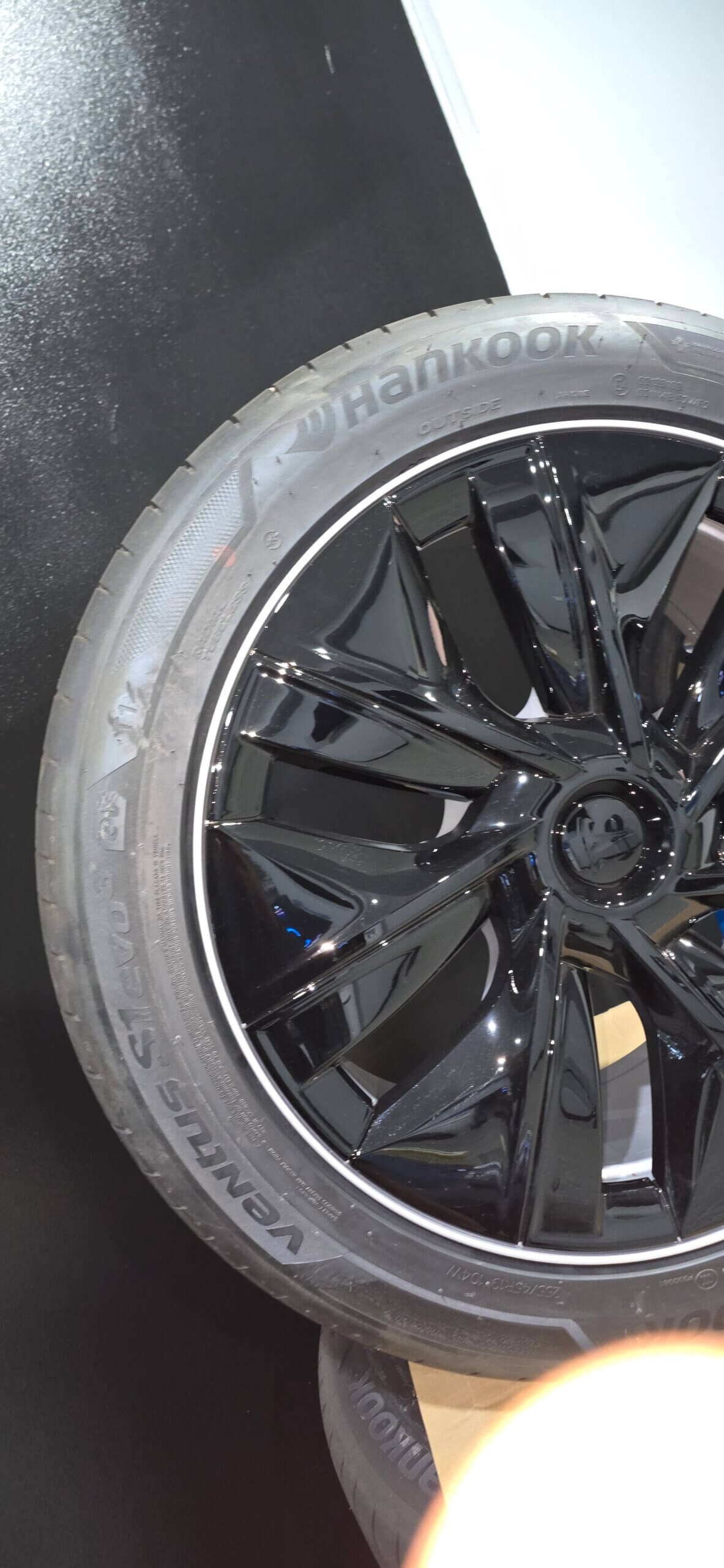 Genuine 19" Tesla Model Y Wheels & Tyres – Like New! - Image 5
